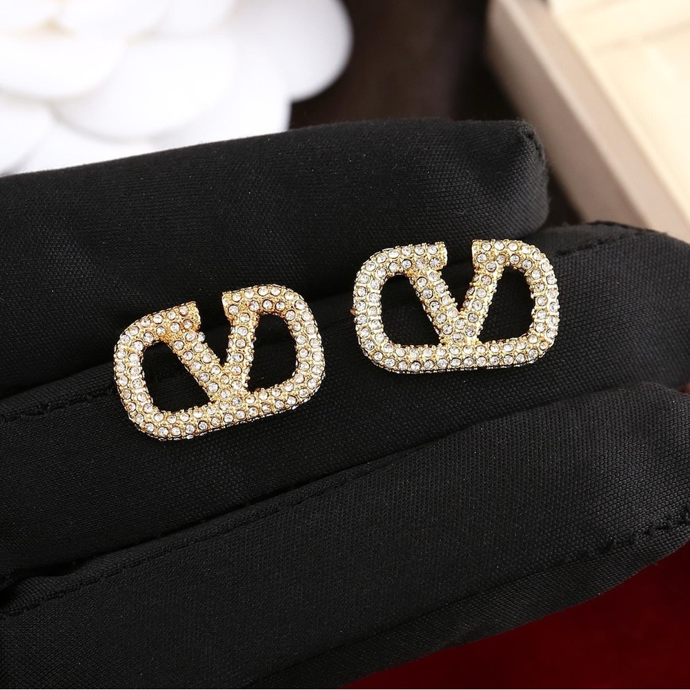18K V Gold Plate Pave Moissenite  Fashionable V Studs HighEnd Qual pre owned